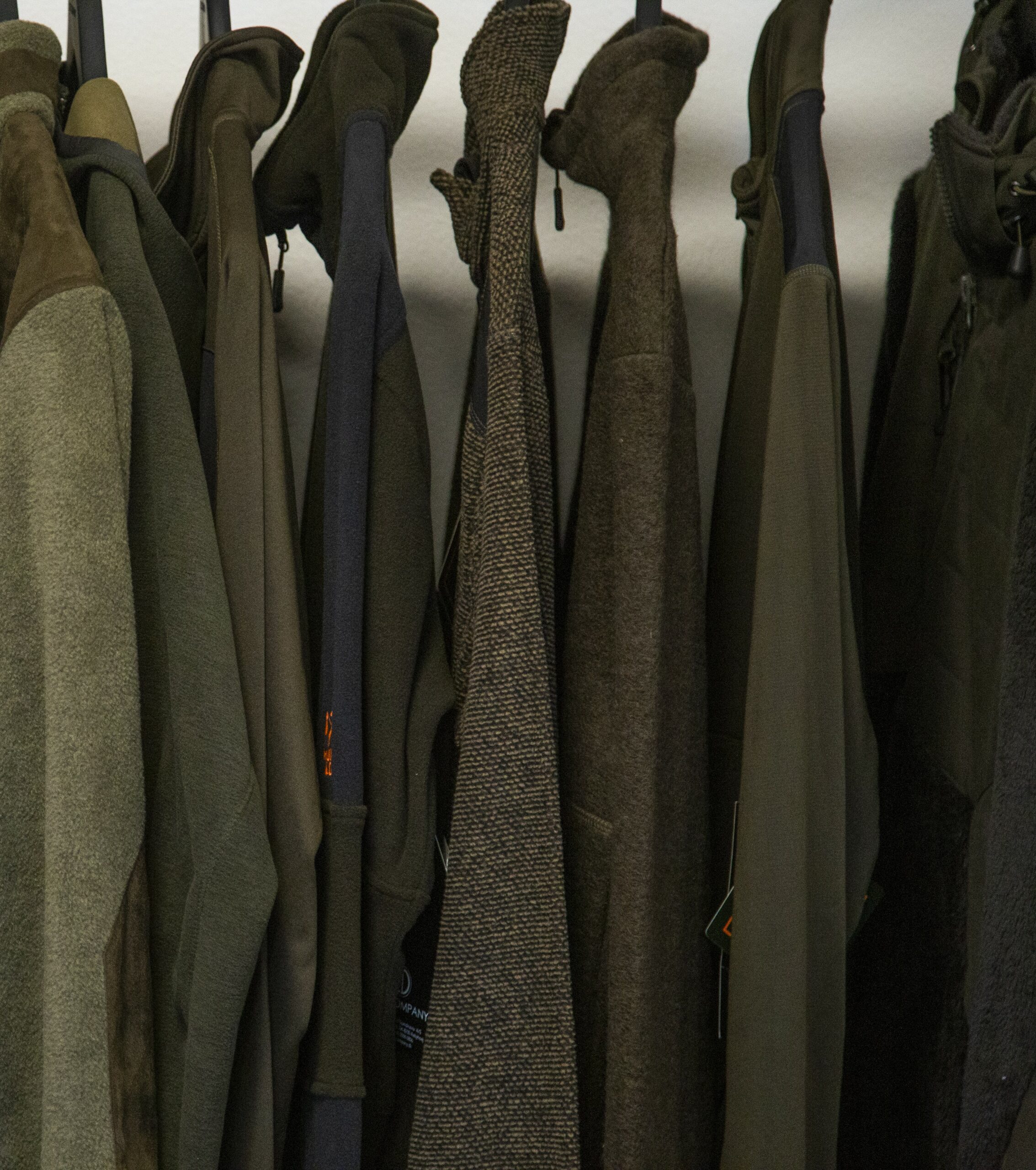 Tøj på knagerække